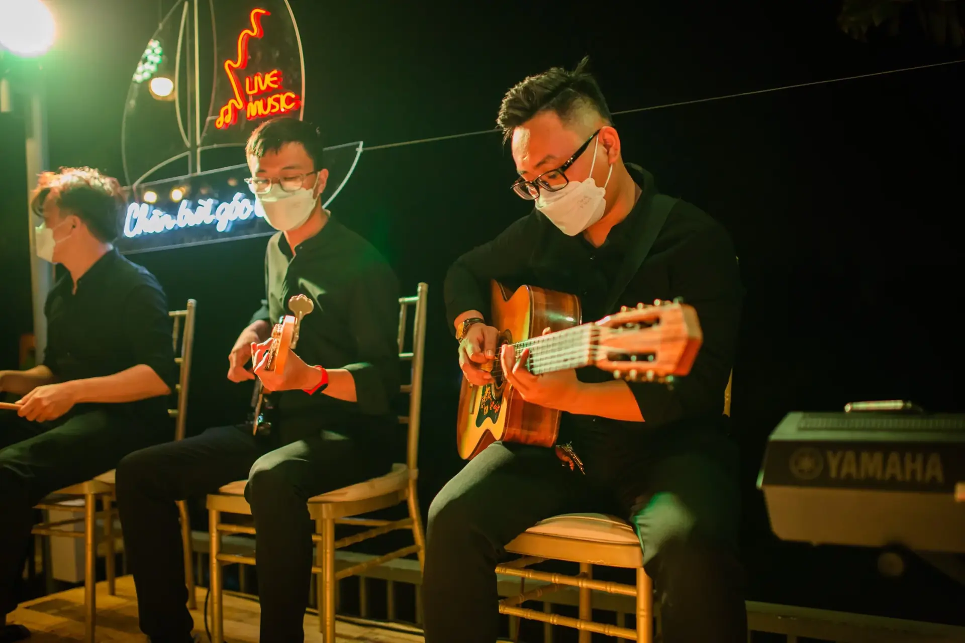 Các nghệ sĩ guitar của Fly Band biểu diễn tại Chân Trời Góc Bể