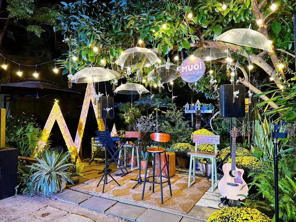 Sân khấu acoustic dưới tán cây tại Muối Coffee & Tea