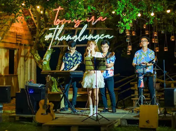 Fly Band biểu diễn trong không gian sân vườn ấm cúng