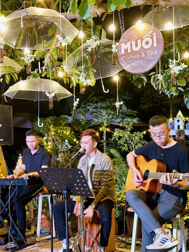 Bộ ba Fly Band biểu diễn tại Muối Coffee & Tea