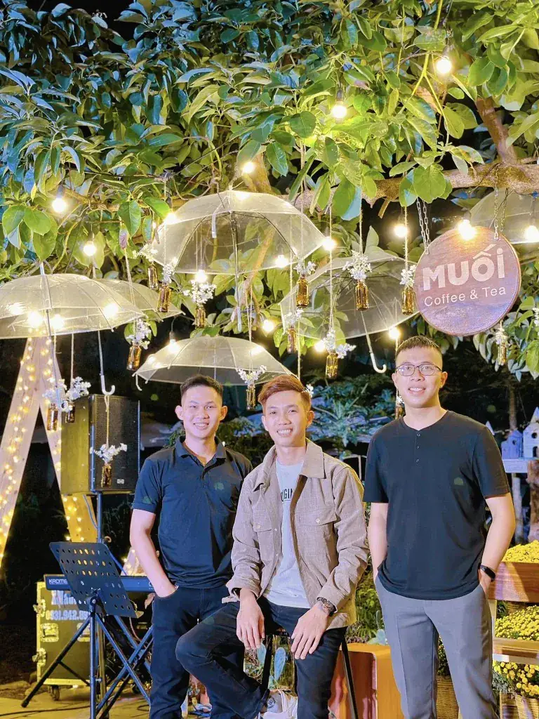 Các thành viên Fly Band tại Muối Coffee & Tea