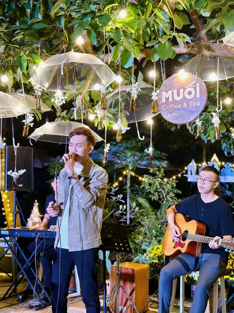 Fly Band biểu diễn acoustic tại Muối Coffee & Tea